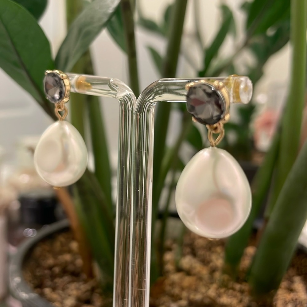 Loft Faux Smokey quartz and pearl drop earrings- costume jewelry - Picture 2 of 4